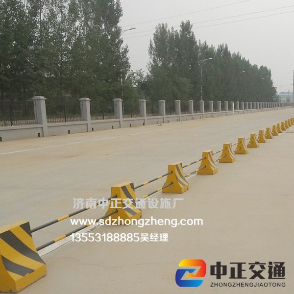 探秘马路上的水泥墩与收费设备 
